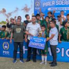 Sekum Asprov PSSI Aceh didampingi Kadisparpora Pidie Ikbal menyerahkan trophy kepada Tamiang United sebagai juara Piala Soeratin U-13 Aceh di Stadion Blang Paseh Kota Sigli, Rabu (26/8/2026) (Foto.Amir Sagita.NOA.co.id).