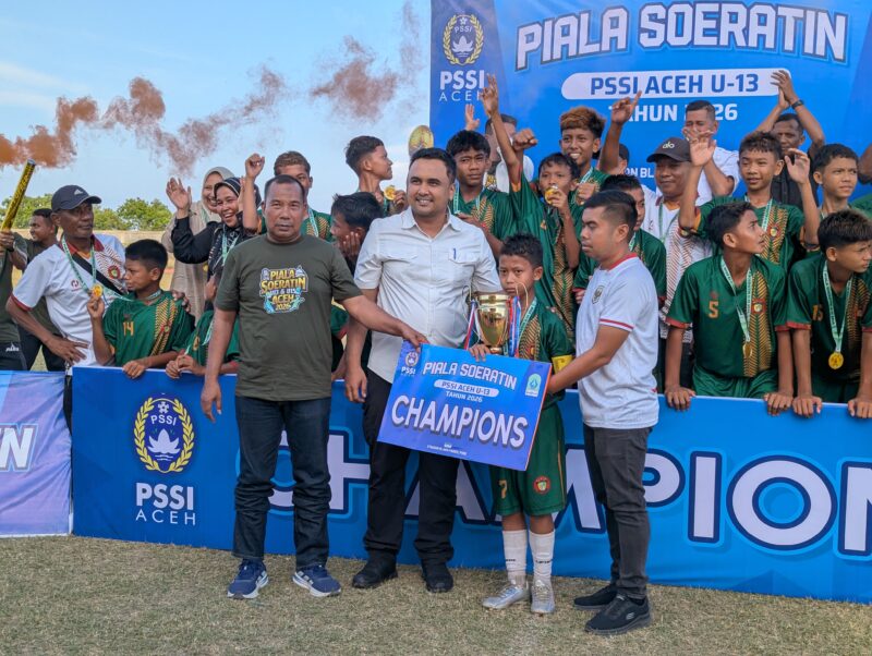 Sekum Asprov PSSI Aceh didampingi Kadisparpora Pidie Ikbal menyerahkan trophy kepada Tamiang United sebagai juara Piala Soeratin U-13 Aceh di Stadion Blang Paseh Kota Sigli, Rabu (26/8/2026) (Foto.Amir Sagita.NOA.co.id).