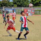 Pemain MAN I Pidie memakai kustum hijauh putih saat menggiring bola dan dibayang-bayangi pemain Persidi IDI pada laga delapan besar Piala Soeratin U-15 Regional Aceh di Stadion Blang Paseh Kota Sigli, Kamis (27/8/2026) (Foto.Amir Sagita).