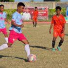 Pemain Talenta FA Banda Aceh menggiring bola dan dibayang-bayangi pemain MAN I Pidie pada laga semifinal piala Soeratin U-15 Regional Aceh di Stadion Blang Paseeh Kora Sigli, Jumat (28/8/2026) (Foto. Amir Sagita.NOA.co.id)