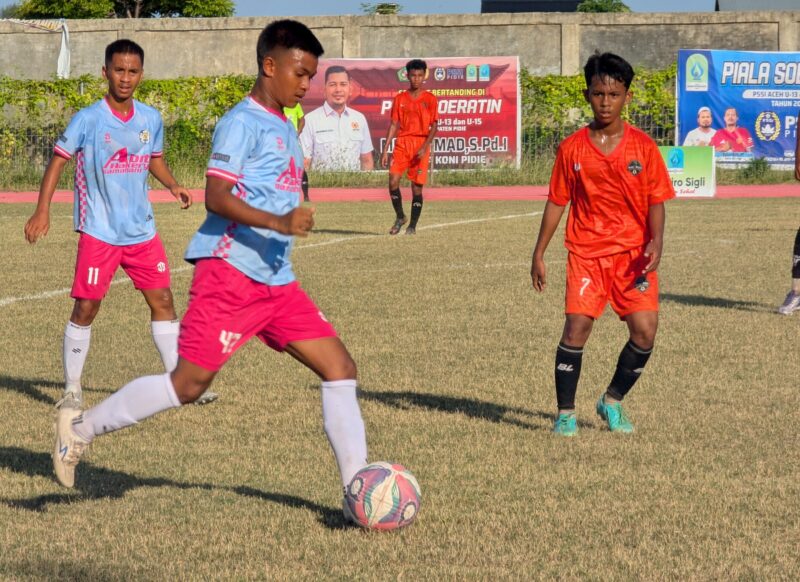 Pemain Talenta FA Banda Aceh menggiring bola dan dibayang-bayangi pemain MAN I Pidie pada laga semifinal piala Soeratin U-15 Regional Aceh di Stadion Blang Paseeh Kora Sigli, Jumat (28/8/2026) (Foto. Amir Sagita.NOA.co.id)