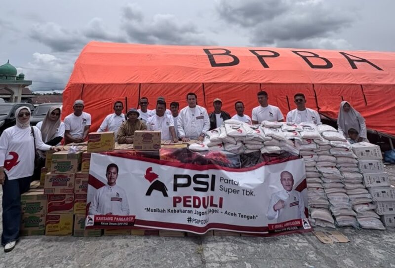 PSI Aceh menyerahkan bantuan tanggap darurat berupa beras, minyak goreng, mi instan dan kain sarung kepada korban kebakaran di Pasar Kampung Jeget Ayu, Kecamatan Jagong Jeget, Aceh Tengah, Rabu (12/8/2026). Foto: Dok. Istimewa