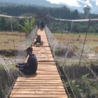 Babinsa Posramil Deleng Pokhkisen bersama masyarakat memasang besi pagar pengaman pada Jembatan Beton di Desa Bunga Melur, Kecamatan Deleng Pokhkisen, Aceh Tenggara, Minggu (9/8/2026). Foto: Dok. Istimewa 