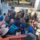 Warga Desa Krueng Beukah, Kecamatan Pasie Raya, menerima bantuan air bersih yang disalurkan BPBK Aceh Jaya, Minggu (2/8/2026). Foto: Dok. BPBK Aceh Jaya.