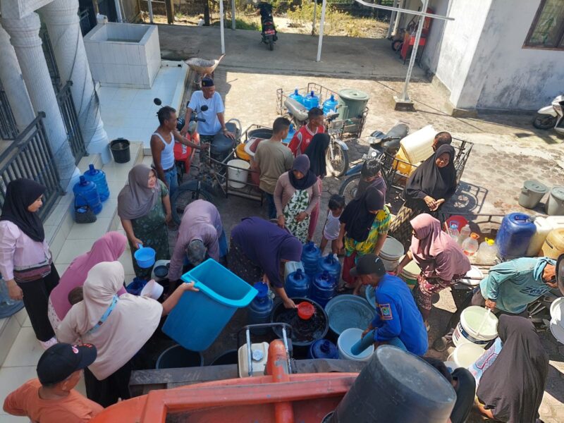 Warga Desa Krueng Beukah, Kecamatan Pasie Raya, menerima bantuan air bersih yang disalurkan BPBK Aceh Jaya, Minggu (2/8/2026). Foto: Dok. BPBK Aceh Jaya.