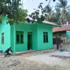 Personel Satgas TMMD Ke-129 Kodim 0102/Pidie bersama masyarakat melaksanakan pengecoran lantai rumah dalam program rehabilitasi lima unit Rumah Tidak Layak Huni (RTLH) di Kabupaten Pidie, Kamis (6/8/2026). Foto: Dok. Istimewa 