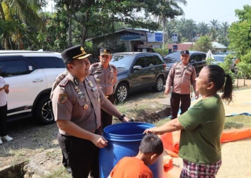 Kapolres Bengkulu Selatan AKBP Aron Sebastian, S.I.K., M.Si., bersama jajaran menyalurkan bantuan air bersih kepada warga Desa Nanjungan, Kecamatan Pino Raya, Senin (3/8/2026). Foto: Dok. Istimewa 