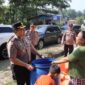 Kapolres Bengkulu Selatan AKBP Aron Sebastian, S.I.K., M.Si., bersama jajaran menyalurkan bantuan air bersih kepada warga Desa Nanjungan, Kecamatan Pino Raya, Senin (3/8/2026). Foto: Dok. Istimewa 