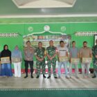 Ketua Tim Wasev TMMD Ke-129 Brigjen TNI Bambang Sulistyo Hery T. menyerahkan bantuan paket sembako kepada masyarakat saat kegiatan tatap muka di Meunasah Desa Lhok Panah, Kecamatan Sakti, Kabupaten Pidie, Rabu (5/8/2026). Foto: Dok. Istimewa 