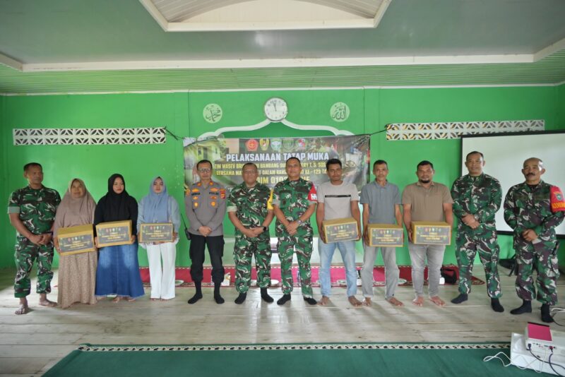 Ketua Tim Wasev TMMD Ke-129 Brigjen TNI Bambang Sulistyo Hery T. menyerahkan bantuan paket sembako kepada masyarakat saat kegiatan tatap muka di Meunasah Desa Lhok Panah, Kecamatan Sakti, Kabupaten Pidie, Rabu (5/8/2026). Foto: Dok. Istimewa 