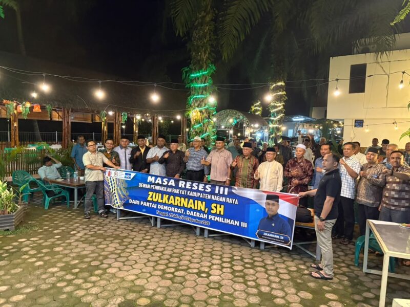 Ketua Komisi II DPRK Nagan Raya Zulkarnaen foto bersama masyarakat dan sejumlah narasumber usai kegiatan reses yang membahas sinergi pembangunan daerah dan penguatan daya saing Nagan Raya. Foto: Dok. Istimewa 