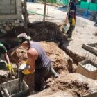 Personel Satgas TMMD Reguler ke-129 Kodim 0107/Aceh Selatan melaksanakan pengecoran tiang penyangga tower air dalam pembangunan fasilitas sumur bor yang telah mencapai progres 50 persen di Desa Aur Pelumat, Kecamatan Labuhanhaji Timur, Sabtu (8/8/2026). Foto: Dok. Istimewa
