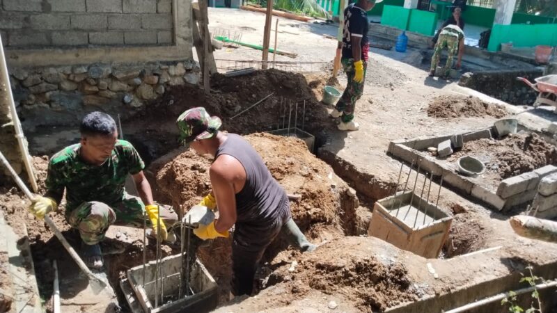 Personel Satgas TMMD Reguler ke-129 Kodim 0107/Aceh Selatan melaksanakan pengecoran tiang penyangga tower air dalam pembangunan fasilitas sumur bor yang telah mencapai progres 50 persen di Desa Aur Pelumat, Kecamatan Labuhanhaji Timur, Sabtu (8/8/2026). Foto: Dok. Istimewa