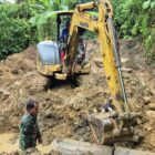 Personel Satgas TMMD Ke-129 Kodim 0107/Aceh Selatan bersama masyarakat memasang gorong-gorong pada pembangunan jalan di Desa Kemumu Seberang, Kecamatan Labuhanhaji Timur, Kabupaten Aceh Selatan, Rabu (5/8/2026). Foto: Dok. Istimewa
