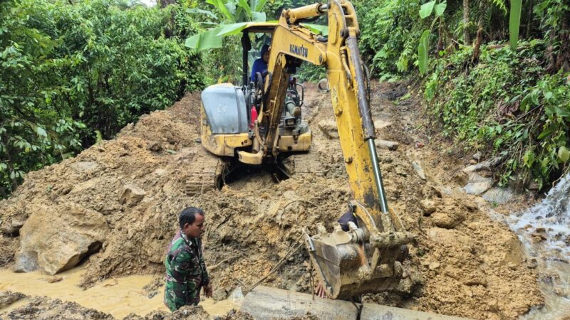 Personel Satgas TMMD Ke-129 Kodim 0107/Aceh Selatan bersama masyarakat memasang gorong-gorong pada pembangunan jalan di Desa Kemumu Seberang, Kecamatan Labuhanhaji Timur, Kabupaten Aceh Selatan, Rabu (5/8/2026). Foto: Dok. Istimewa
