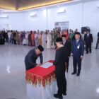 Bupati Aceh Barat Tarmizi SP, MM melantik dan mengambil sumpah jabatan Dr. Ir. Kurdi ST, MT sebagai Sekda Aceh Barat definitif bersama puluhan pejabat lainnya di Aula Teuku Umar, Bapperida Aceh Barat, Senin (24/8/2026). Foto: Dok. Istimewa