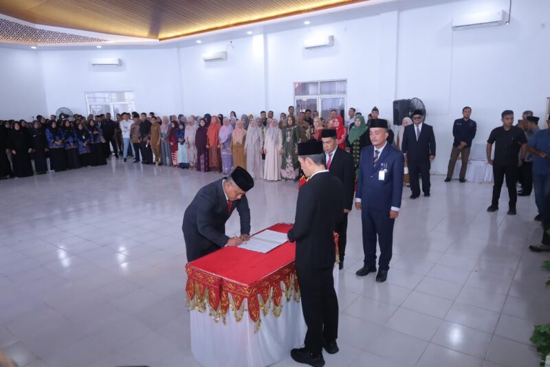 Bupati Aceh Barat Tarmizi SP, MM melantik dan mengambil sumpah jabatan Dr. Ir. Kurdi ST, MT sebagai Sekda Aceh Barat definitif bersama puluhan pejabat lainnya di Aula Teuku Umar, Bapperida Aceh Barat, Senin (24/8/2026). Foto: Dok. Istimewa 