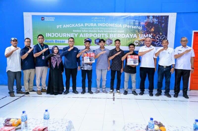 Peserta bersama jajaran InJourney Airports dan Pemerintah Kecamatan Blang Bintang berfoto bersama usai mengikuti pelatihan pengelasan bagi masyarakat sekitar Bandara Internasional Sultan Iskandar Muda, di Gedung Serbaguna Kantor Camat Blang Bintang, Aceh Besar, Rabu (5/8/2026). Foto: Dok. Prithi/NOA.co.id