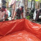 Personel Satgas TMMD Reguler ke-129 Kodim 0107/Aceh Selatan membangun kolam ikan dan kandang ayam sebagai fasilitas pendukung bagi penerima manfaat program RTLH di Kecamatan Labuhanhaji Timur, Selasa (4/8/2026). Foto: Dok. Istimewa