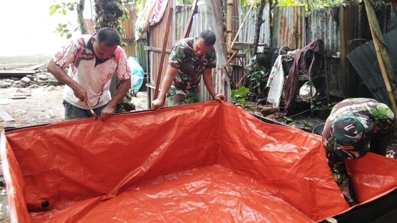 Personel Satgas TMMD Reguler ke-129 Kodim 0107/Aceh Selatan membangun kolam ikan dan kandang ayam sebagai fasilitas pendukung bagi penerima manfaat program RTLH di Kecamatan Labuhanhaji Timur, Selasa (4/8/2026). Foto: Dok. Istimewa 