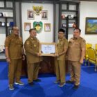 Bupati Bengkulu Selatan H. Rifai Tajudin menerima dua penghargaan dari BPHN Kementerian Hukum RI atas prestasi pengelolaan JDIH dan Indeks Reformasi Hukum, Senin (24/8/2026). Foto: Dok. Istimewa 