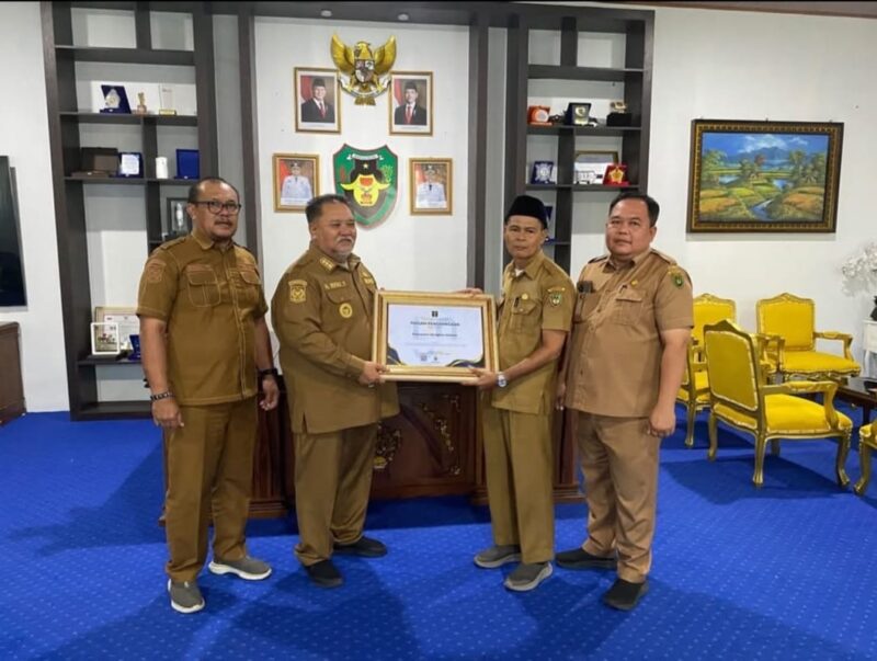 Bupati Bengkulu Selatan H. Rifai Tajudin menerima dua penghargaan dari BPHN Kementerian Hukum RI atas prestasi pengelolaan JDIH dan Indeks Reformasi Hukum, Senin (24/8/2026). Foto: Dok. Istimewa 