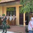 Danramil 08/Kembang Tanjong Kapten Cba Andi Syahputra Siregar saat memberikan wawasan kebangsaan kepada siswa SMA Negeri 1 Kembang Tanjong dalam upacara bendera di Desa Tanjong, Kecamatan Kembang Tanjong, Pidie, Senin (31/8/2026). Foto: Dok. Istimewa 