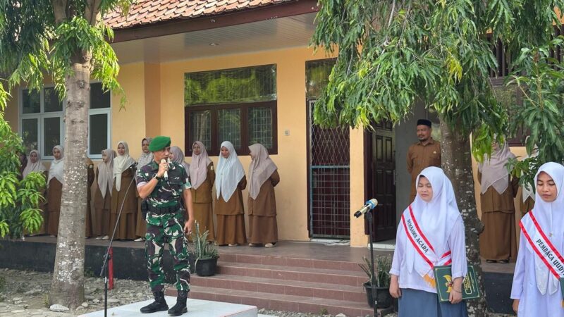 Danramil 08/Kembang Tanjong Kapten Cba Andi Syahputra Siregar saat memberikan wawasan kebangsaan kepada siswa SMA Negeri 1 Kembang Tanjong dalam upacara bendera di Desa Tanjong, Kecamatan Kembang Tanjong, Pidie, Senin (31/8/2026). Foto: Dok. Istimewa 
