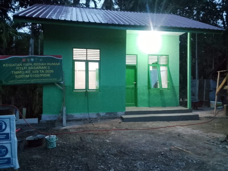 Satgas TMMD ke-129 Kodim 0102/Pidie bersama masyarakat menyelesaikan rehabilitasi Rumah Tidak Layak Huni (RTLH) milik Umar Amin di Desa Lhok Panah, Kecamatan Sakti, Kabupaten Pidie, Sabtu (8/8/2026). Foto: Dok. Istimewa 