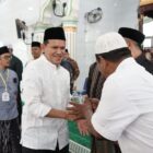Wagub Aceh Fadhlullah (Dek Fadh) bersilaturahmi dengan masyarakat dan anak yatim dalam peringatan Maulid Nabi Muhammad SAW di Kemukiman Teupin Raya, Kabupaten Pidie, Selasa (25/8/2026). Foto: Dok. Istimewa 