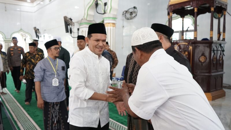 Wagub Aceh Fadhlullah (Dek Fadh) bersilaturahmi dengan masyarakat dan anak yatim dalam peringatan Maulid Nabi Muhammad SAW di Kemukiman Teupin Raya, Kabupaten Pidie, Selasa (25/8/2026). Foto: Dok. Istimewa 
