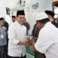 Wagub Aceh Fadhlullah (Dek Fadh) bersilaturahmi dengan masyarakat dan anak yatim dalam peringatan Maulid Nabi Muhammad SAW di Kemukiman Teupin Raya, Kabupaten Pidie, Selasa (25/8/2026). Foto: Dok. Istimewa 