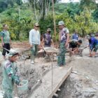 Babinsa Kodim 0108/Aceh Tenggara bersama masyarakat dan teknisi bergotong royong memasang tiang pylon Jembatan Gantung Perintis di Desa Lawe Ger-Ger, Kecamatan Ketambe, Kamis (6/8/2026). Foto: Dok. Istimewa