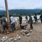 Babinsa Kodim 0108/Aceh Tenggara bersama Satgas pembangunan Jembatan Gantung Perintis dan masyarakat bergotong royong melakukan pengecatan tiang penahan jembatan di Desa Gulo, Kecamatan Darul Hasanah, Kamis (6/8/2026). Foto: Dok. Istimewa 