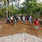 Babinsa Posramil Deleng Pokhkisen, Serda Arpit Journalis, bersama masyarakat bergotong royong menimbun bagian kiri dan kanan Jembatan Beton di Desa Bunga Melut, Kecamatan Deleng Pokhkisen, Aceh Tenggara, Sabtu (8/8/2026). Foto: Dok. Istimewa 