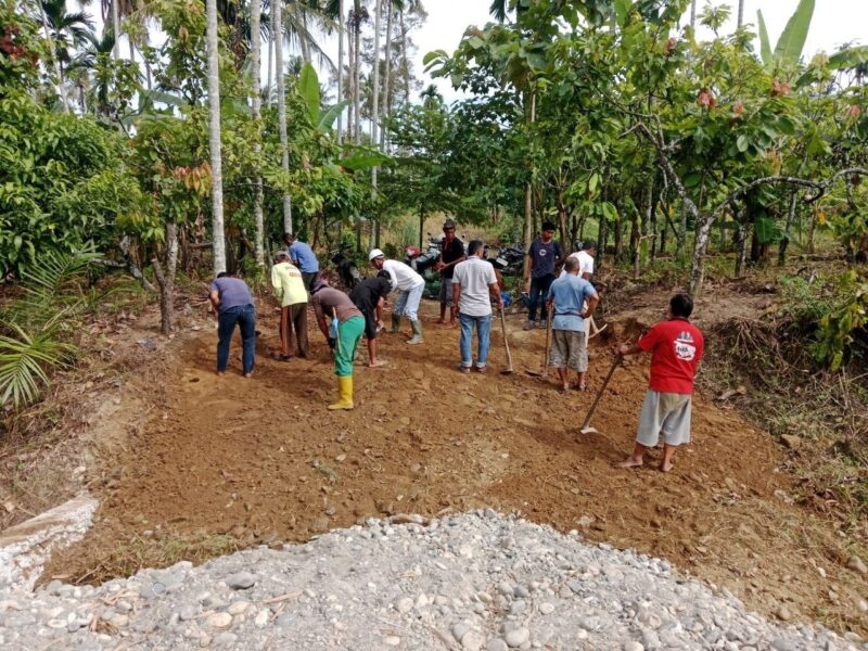 Babinsa Posramil Deleng Pokhkisen, Serda Arpit Journalis, bersama masyarakat bergotong royong menimbun bagian kiri dan kanan Jembatan Beton di Desa Bunga Melut, Kecamatan Deleng Pokhkisen, Aceh Tenggara, Sabtu (8/8/2026). Foto: Dok. Istimewa 