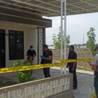 Tim Inafis Satreskrim Polresta Banda Aceh melakukan olah TKP di rumah singgah tempat Ketua Baitul Mal Kabupaten Pidie Jaya, Teungku Zulkifli, ditemukan meninggal dunia, Minggu (23/8/2026). Foto: Dok. Istimewa 