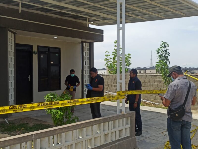 Tim Inafis Satreskrim Polresta Banda Aceh melakukan olah TKP di rumah singgah tempat Ketua Baitul Mal Kabupaten Pidie Jaya, Teungku Zulkifli, ditemukan meninggal dunia, Minggu (23/8/2026). Foto: Dok. Istimewa 