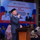 Bupati Aceh Jaya, Safwandi, saat memberikan arahan dan pidato kepada sejumlah pejabat yang dilantik di Aula DPMPKB Aceh Jaya, Jumat (7/8/2026). Foto: Dok. Pemkab Aceh Jaya