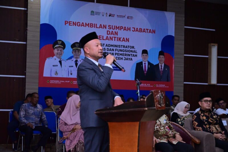 Bupati Aceh Jaya, Safwandi, saat memberikan arahan dan pidato kepada sejumlah pejabat yang dilantik di Aula DPMPKB Aceh Jaya, Jumat (7/8/2026). Foto: Dok. Pemkab Aceh Jaya
