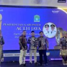 Bupati Aceh Jaya Safwandi menerima penghargaan Serambi Award 2026 kategori “Pemimpin Akselerasi Program Pro-Rakyat” dalam Malam Apresiasi “Gebrakan Sang Pemimpin” di Gedung AAC Dayan Dawood, USK, Banda Aceh, Sabtu (29/8/2026) malam. Foto: Dok. Pemkab Aceh Jaya