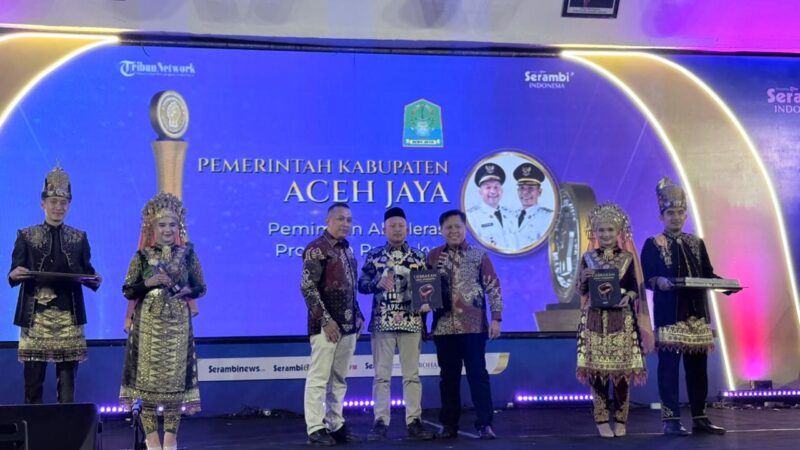 Bupati Aceh Jaya Safwandi menerima penghargaan Serambi Award 2026 kategori “Pemimpin Akselerasi Program Pro-Rakyat” dalam Malam Apresiasi “Gebrakan Sang Pemimpin” di Gedung AAC Dayan Dawood, USK, Banda Aceh, Sabtu (29/8/2026) malam. Foto: Dok. Pemkab Aceh Jaya