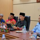Bupati Aceh Barat Tarmizi SP, MM memimpin pertemuan bersama pimpinan perusahaan swasta dan BUMN yang beroperasi di Aceh Barat untuk membahas komitmen CSR dan dukungan terhadap pembangunan daerah di Aula Teuku Umar Setdakab Aceh Barat, Kamis (27/8/2026). Foto: Dok. Istimewa 