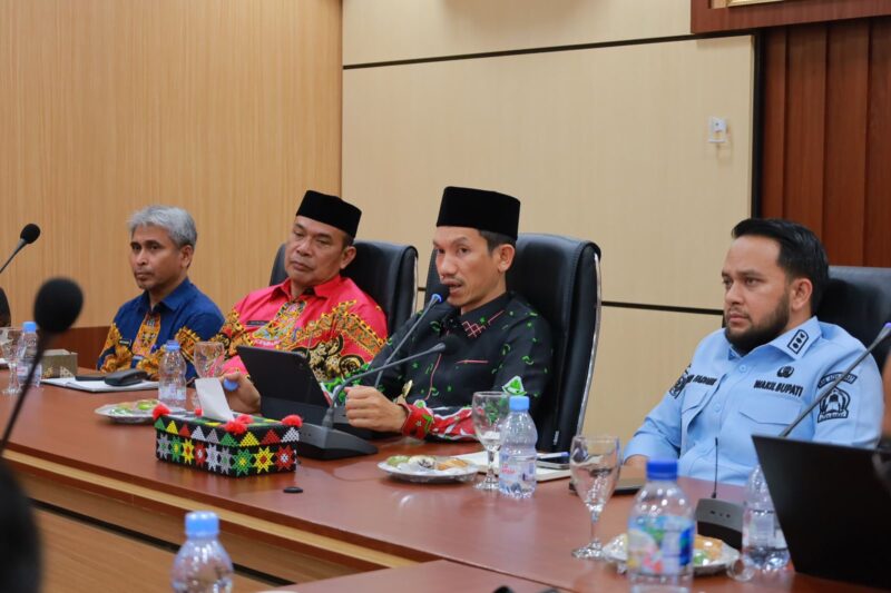 Bupati Aceh Barat Tarmizi SP, MM memimpin pertemuan bersama pimpinan perusahaan swasta dan BUMN yang beroperasi di Aceh Barat untuk membahas komitmen CSR dan dukungan terhadap pembangunan daerah di Aula Teuku Umar Setdakab Aceh Barat, Kamis (27/8/2026). Foto: Dok. Istimewa 