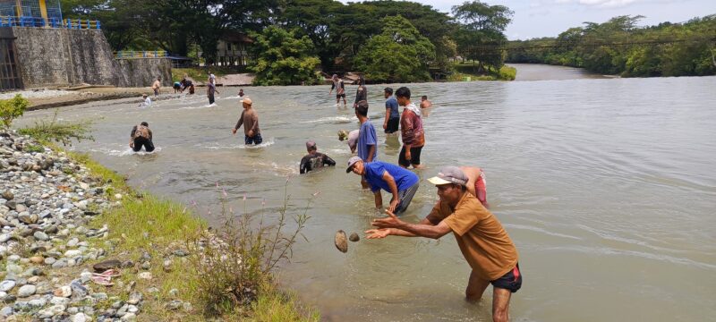 Puluhan petani dari Gampong Simpang Peut, Blang Muko, dan Blang Baro bergotong royong membersihkan saluran irigasi Ulee Jalan, Beutong Ateuh, Kecamatan Kuala, Nagan Raya, untuk memastikan kelancaran pasokan air menjelang Musim Tanam II 2026, Sabtu (29/8/2026). Foto: Dok. Istimewa 
