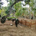 Personel Satgas TMMD Ke-129 Kodim 0102/Pidie menyiapkan kandang ayam petelur, kolam budidaya ikan lele, dan kebun sayur di sekitar lokasi rehabilitasi Rumah Tidak Layak Huni (RTLH) di Desa Lhok Panah, Kecamatan Sakti, Kamis (6/8/2026). Foto: Dok. Istimewa 