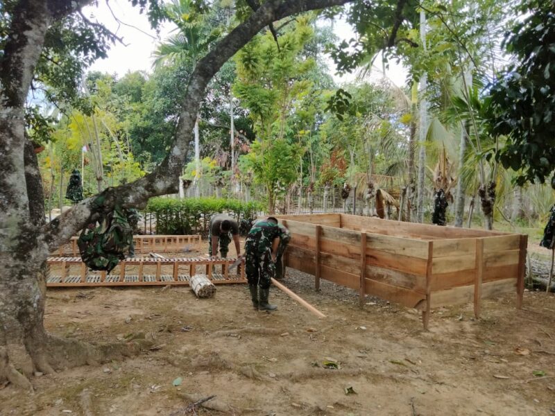 Personel Satgas TMMD Ke-129 Kodim 0102/Pidie menyiapkan kandang ayam petelur, kolam budidaya ikan lele, dan kebun sayur di sekitar lokasi rehabilitasi Rumah Tidak Layak Huni (RTLH) di Desa Lhok Panah, Kecamatan Sakti, Kamis (6/8/2026). Foto: Dok. Istimewa 