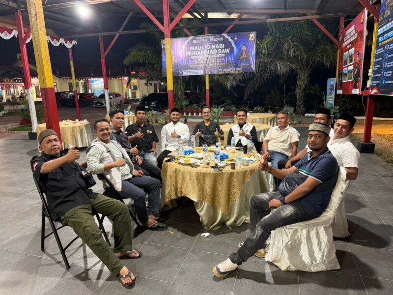 Komandan Batalyon C Pelopor Satuan Brimob Polda Aceh Kompol Usman bersama unsur Forkopimda dan tokoh masyarakat menghadiri peringatan Maulid Nabi Muhammad SAW dan HUT RI ke-81 di Nagan Raya, Kamis (27/8/2026). Foto: Dok. Istimewa 