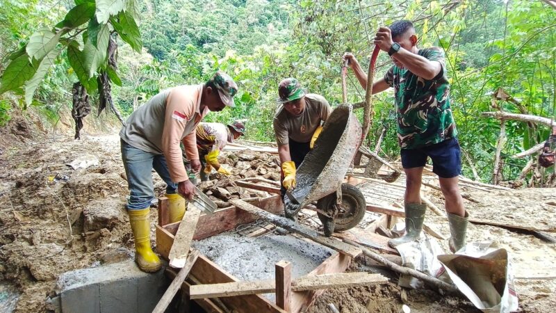Personel Satgas TMMD Reguler ke-129 Kodim 0107/Aceh Selatan melaksanakan pengecoran box culvert titik 3 pada sasaran pembukaan badan jalan di Desa Kemumu Sebrang, Kecamatan Labuhanhaji Timur, Kamis (6/8/2026). Foto: Dok. Istimewa 