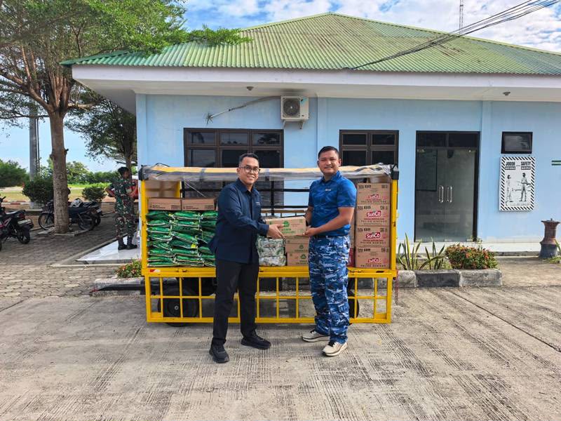 Penyerahan bantuan logistik dari Komunitas Bandara Sultan Iskandar Muda kepada perwakilan Lanud Sultan Iskandar Muda untuk disalurkan bagi masyarakat terdampak gempa bumi di Nusa Tenggara Timur (NTT), Aceh Besar, Rabu (19/8/2026). Foto: Dok. Prithi/NOA.co.id